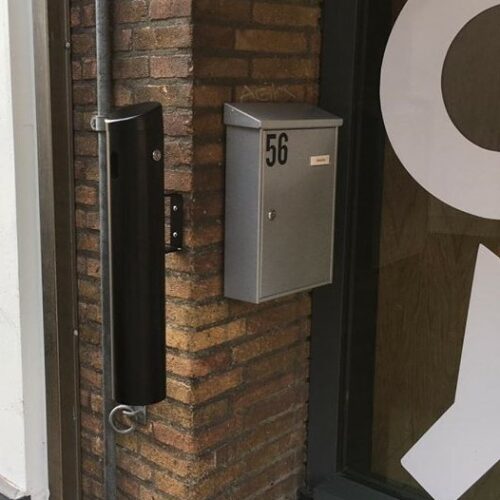 Buitenasbak model Onio 18 Elegant, onopvallend en een zeer nette buitenasbak. Ook leverbaar in een luxe rvs uitvoering.