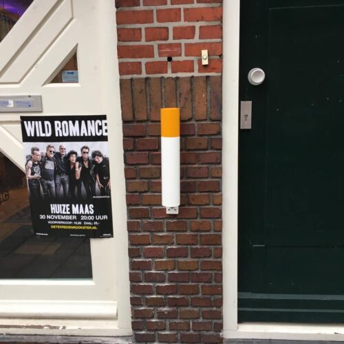 Buiten-asbak Sigaret 8 De hangt bij de Tevreden Rookster in Groningen. Buiten-asbak model Sigaret.