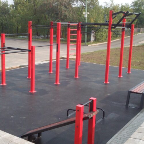 Calisthenics toestel Petum 51 Topsegment outdoor fitnesstoestellen. Ook de valdempende rubberen vloer kunnen we voor u verzorgen.