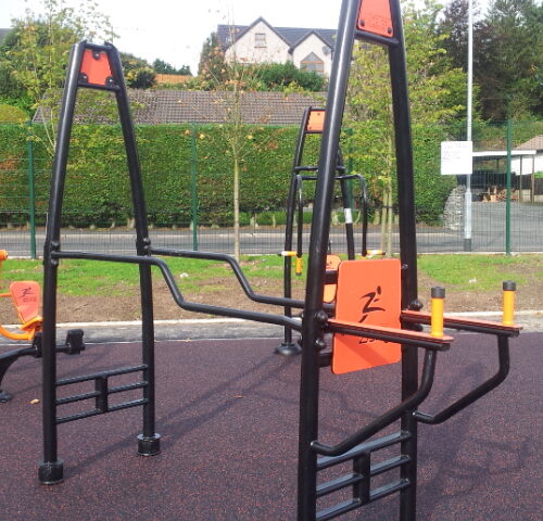 Outdoor fitness Parallel Bars 11 Op de afbeelding ziet u de hoogwaardige afwerking van dit hoogwaardige fitness apparaat.