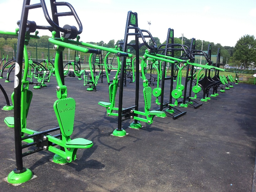 Buiten fitnesstoestel Chest Press & Pull Down Combo 2 De Pull Down. Een ideaal buitenfitness toestel voor de openbare en semi-openbare ruimtes