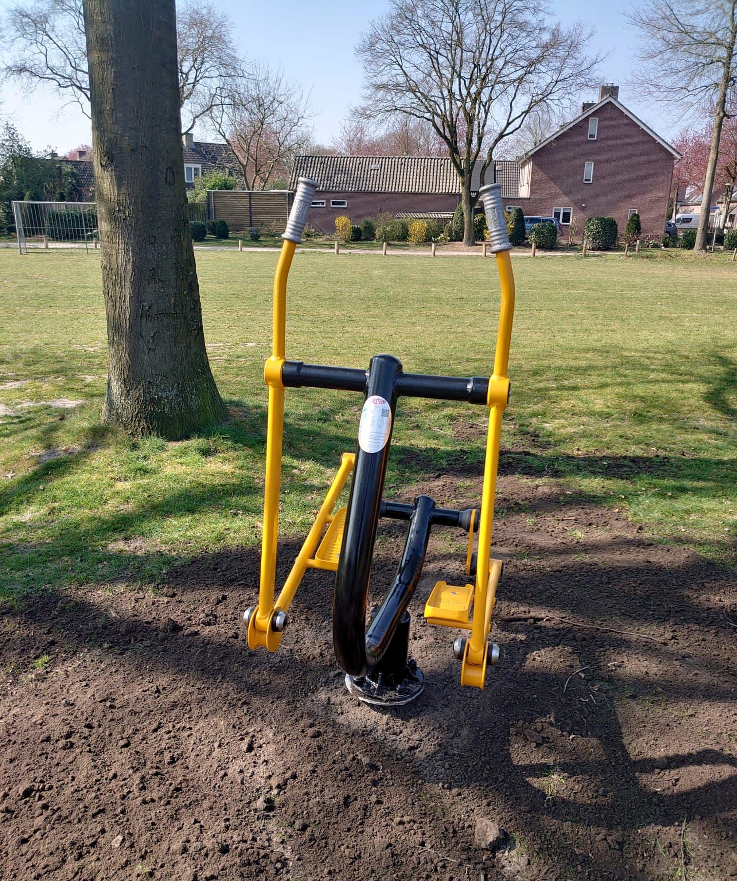 Buiten fitnesstoestel Chest Press & Pull Down Combo 5 FZL biedt buiten fitnesstoestellen uit het topsegment, gemaakt voor optimale prestaties en een lange levensduur.