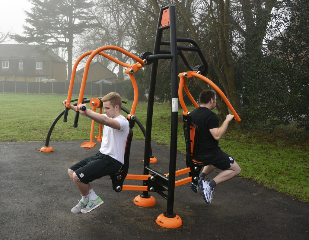 Inclusief beweegpark inrichten: buitenfitness en kinderfitness combineren 5 Buitenfitness toestellen. Een fraaie combinatie van Chest Press en Pull Down. Ook deze is bij ons verkrijgbaar. We informeren u graag.