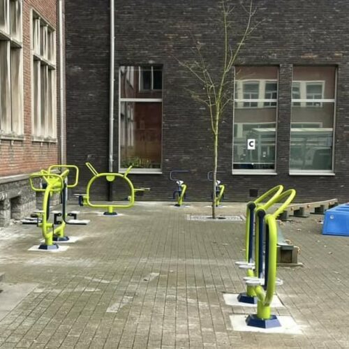 kinder fitnesstoestel Small Wheels 7 Voorbeeld van een sportief ingericht schoolplein met een aantal van onze buiten fitnesstoestellen voort kinderen.