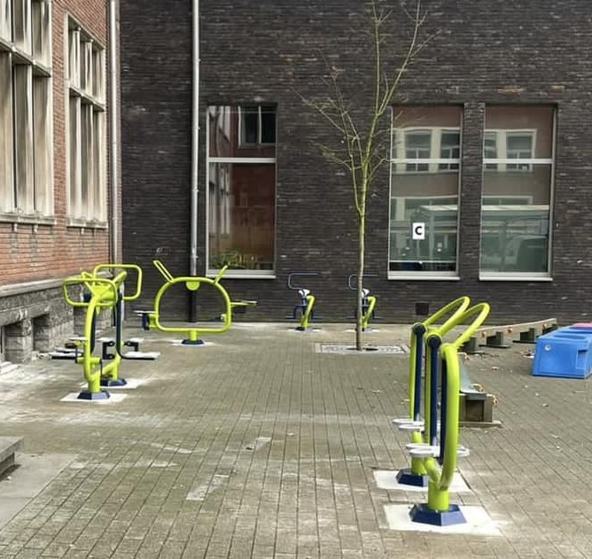 kinder fitnesstoestel Small Wheels 2 Voorbeeld van een sportief ingericht schoolplein met een aantal van onze buiten fitnesstoestellen voort kinderen.