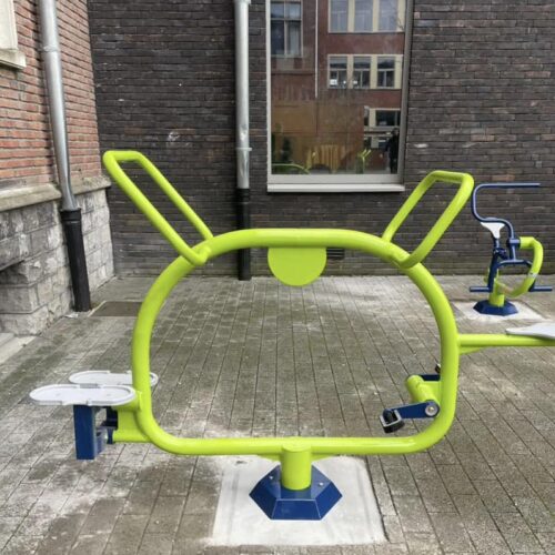 kinder fitnesstoestel Small Wheels 8 Standaard wordt dit outdoor fitness toestel geleverd in de kleuren groen en blauw, maar andere kleurstellingen zijn op aanvraag mogelij