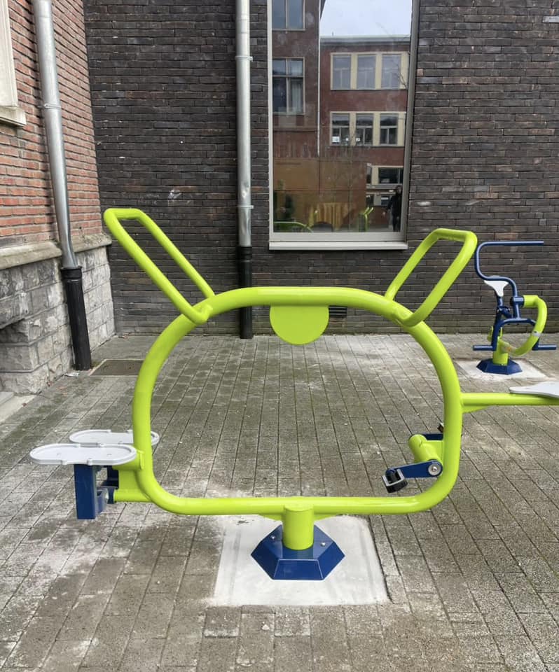 kinder fitnesstoestel Small Wheels 3 Standaard wordt dit outdoor fitness toestel geleverd in de kleuren groen en blauw, maar andere kleurstellingen zijn op aanvraag mogelij