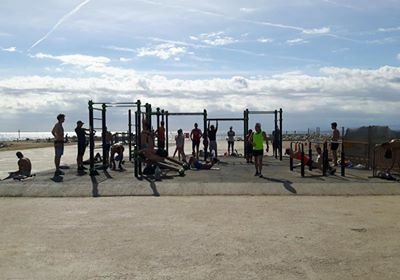 Calisthenics toestel Petum 52 Ons Calisthenics park Revolution 13 in Barcelona Samen recreeren, sporten, bewegen. Bootcamp-stations onbeperkt uitbreidbaar