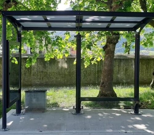 Bushokje model Monaco 33 De dakconstructie van de bus-abri Monaco wordt ondersteund door laser gesneden staal met een dikte van 4 mm en een helder polycarbonaat dak van eveneens 4 mm dik.