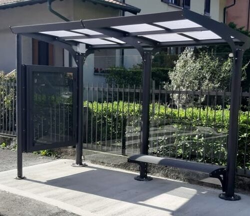 Bushokje model Monaco 29 Onze abri Monaco afgebeeld met 1 volledige zijwand en een informatiebord zodat u deze van reclame-uitingen kunt voorzien.