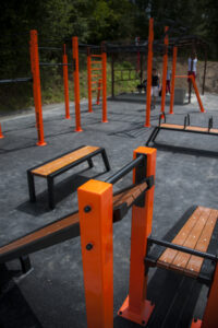 Zeer hoogwaardig afgewerkte buiten fitness, calisthenics-toestellen. Leverbaar in diverse ral kleuren en kleurencombinaties