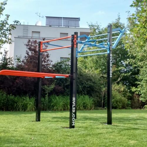 Calisthenics toestel Petum 59 De Petum, ons kleinste calisthenics-toestel, uitgebreid met een fraai pull-up rek. Revolution 13, het topsegment!
