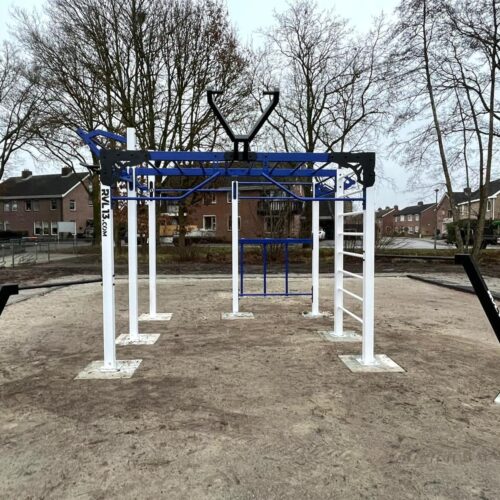 Buiten fitness-park Nippur Freestyle 24 Calisthenicstoestel vlakbij Coevorden. Alleen de valdempende vloer moet nog gelegd worden