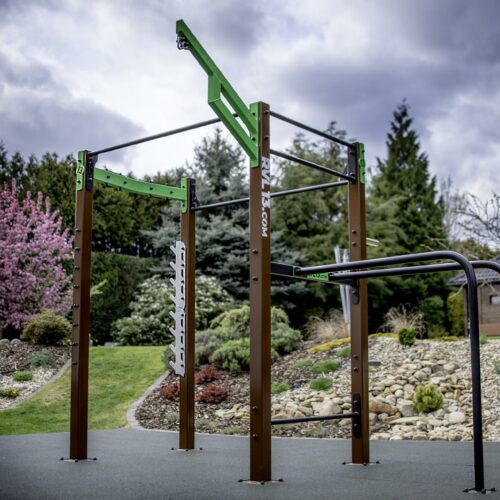 Calisthenics toestel Petum 61 Ons kleinste calisthenicstoestel Petum uitgevoerd met een bokzakhouder.