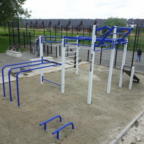 Calisthenics toestel Petum 55 Onze Nippus S+ calisthenics toestel. Deze staat in Groningen in de wijk Leeuwenborg.