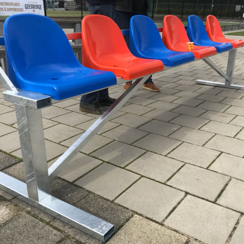 Tribune- dugout zitjes 16 Onze reservebank - coachbank met de kunststof kuipzitjes en blauw en rood. Een uitetsekend zitcomfort.
