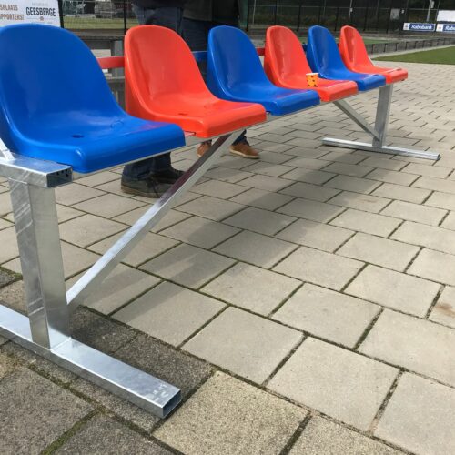 Reservebanken model Manchester 35 Reservebank, 2,5 m, met blauw, oranje zitjes.
