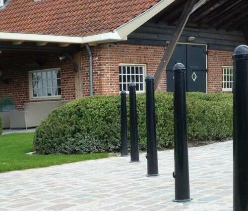 Conische anti parkeerpaal - 168/96mm 9 Conische anti parkeerpalen, vast met voetplaat, inbetonneerbaar of uitneembaar.
