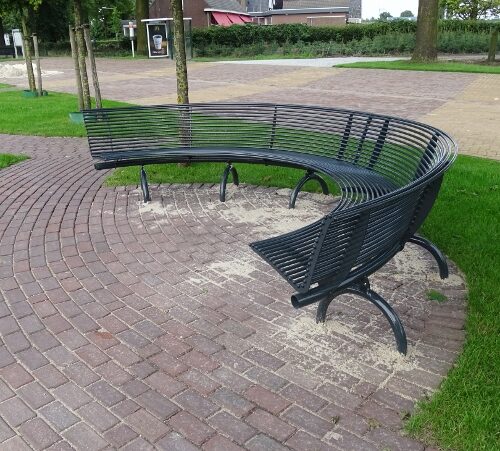 Parkbank Rest gebogen 46 Twee naar binnen gebogen parkbanken uit deze fraaie serie. Locatie Veulen