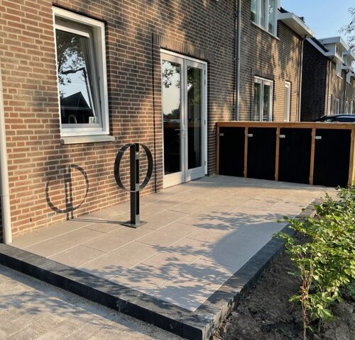 Fietsenrek VIP en Brasil 15 Het VIP-model is verkrijgbaar met een voetplaat of in een inbetonneerbare uitvoering, waardoor het flexibel in gebruik is. Deze fietsenbeugel is gemaakt van stevig platstaal, verzinkt en voorzien van een hoogwaardige coating in een RAL-kleur naar keuze.