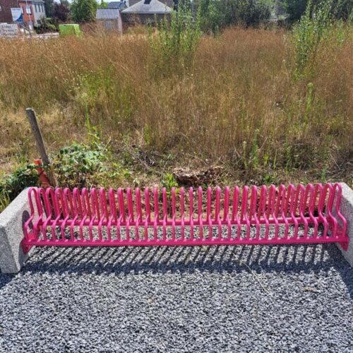 Fietsenrek model Gamma 39 vrijstaande fietsenrekken met een vrolijke uitstraling. Door de betonvoeten geen verdere verankering nodig.