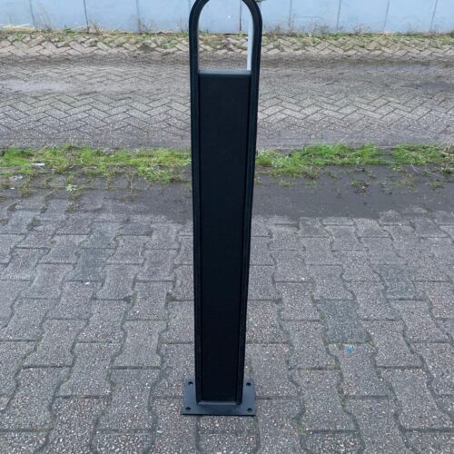 Fietsenrek Venice 18 Aanleunbeugel, design fietsenrek moddel Venice op klantverzoek geheel in ral 9005 uitgevoerd, zonder fietslogo.