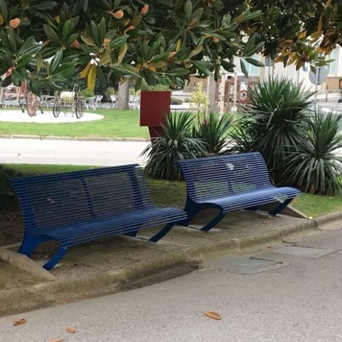 Parkbank Reijka 20 Twee van deze fraaie parkbanken in een frisse blauwe poedercoating met zwart frame