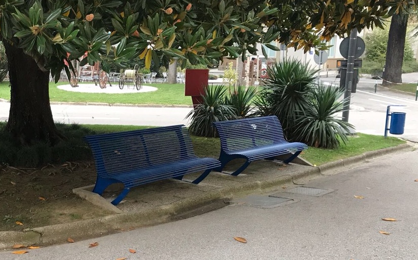 Parkbank Reijka 10 Twee van deze fraaie parkbanken in een frisse blauwe poedercoating met zwart frame