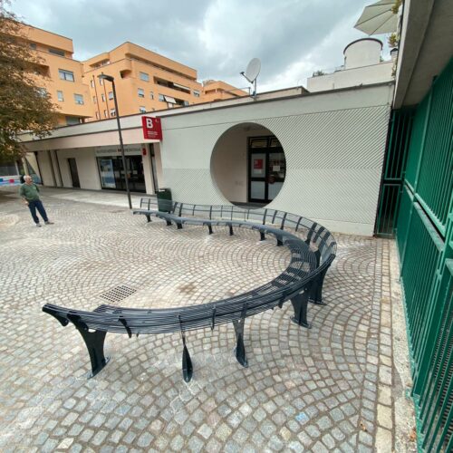 Parkbank Garda 36 De gebogen uitvoering van deze parkbanken in diepzwart gecoat. Alle banken op 1 na naar binnen gebogen, waardoor een prachtige zitgroep ontstaat.