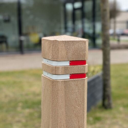 Diamantkop afzetpalen Govaplast 10 De nieuwe sand-beige uitvoering van deze bekende klassieker uit het straatbeeld. Massief diamantkop parkeerpalen
