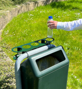 Nieuw De doneer-ring. Hiermee geeft u uw statiegeld flesje weg aan een dakloze, goede doelen, enz.. Goed voor het milieu en minder volle afvalbak. Eenvoudig aan de bestaande afvalbak te bevestigen.