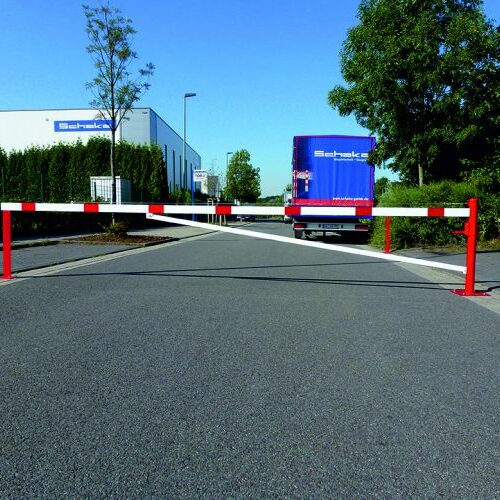 Handbediende draaiboom op berdrijfsterrein.