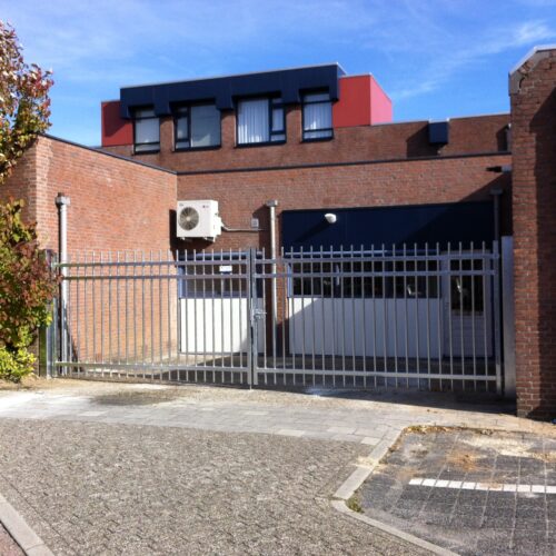 Draaipoorten 22 Kies uit enkele of dubbele draaipoorten, elektrisch of handbediend. Volledig maatwerk, thermisch verzinkt en optioneel poedergecoat voor extra duurzaamheid.