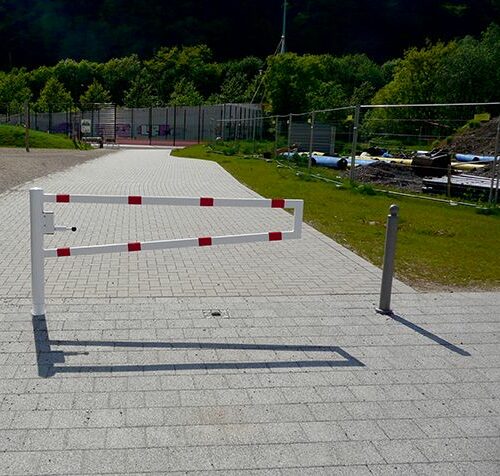 Draaipoortje zonder eindsteun bij fietspad