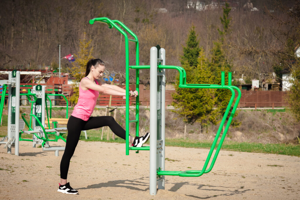 Inclusief beweegpark inrichten: buitenfitness en kinderfitness combineren 4 Met de Ladder creëer je eenvoudig een outdoor fitnesspark dat kracht en flexibiliteit bevordert. Neem contact met ons op voor advies!