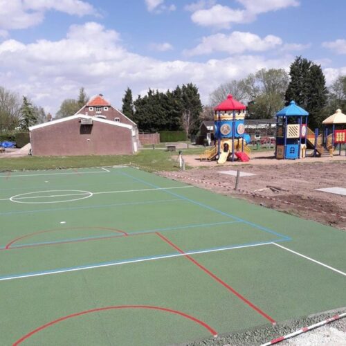 Waterdoorlatend beton 17 Net aangelegde sportvloer van drainbeton met basketbal-, voetbal- en volleybal-belijningen. Locatie Willemstad (NL)