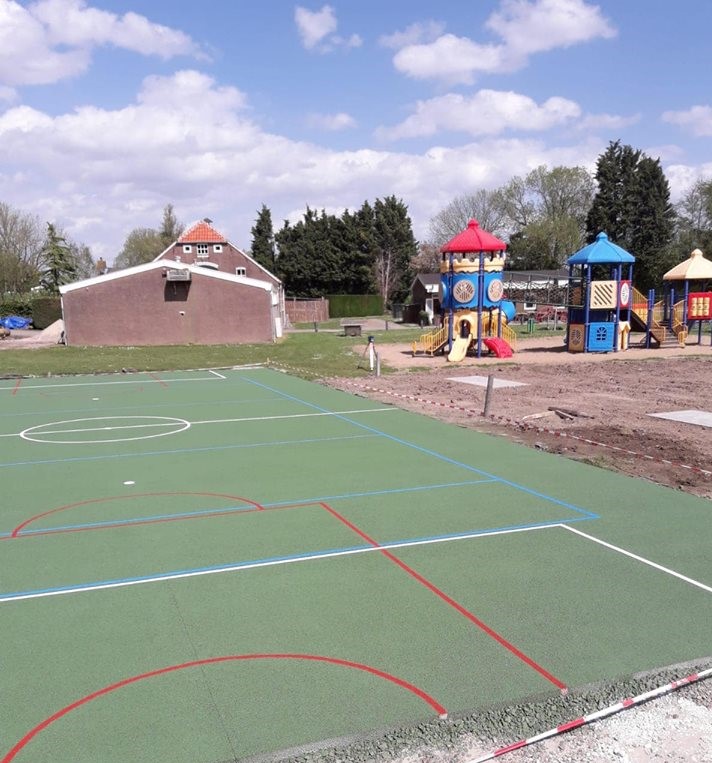 Waterdoorlatend beton 8 Net aangelegde sportvloer van drainbeton met basketbal-, voetbal- en volleybal-belijningen. Locatie Willemstad (NL)