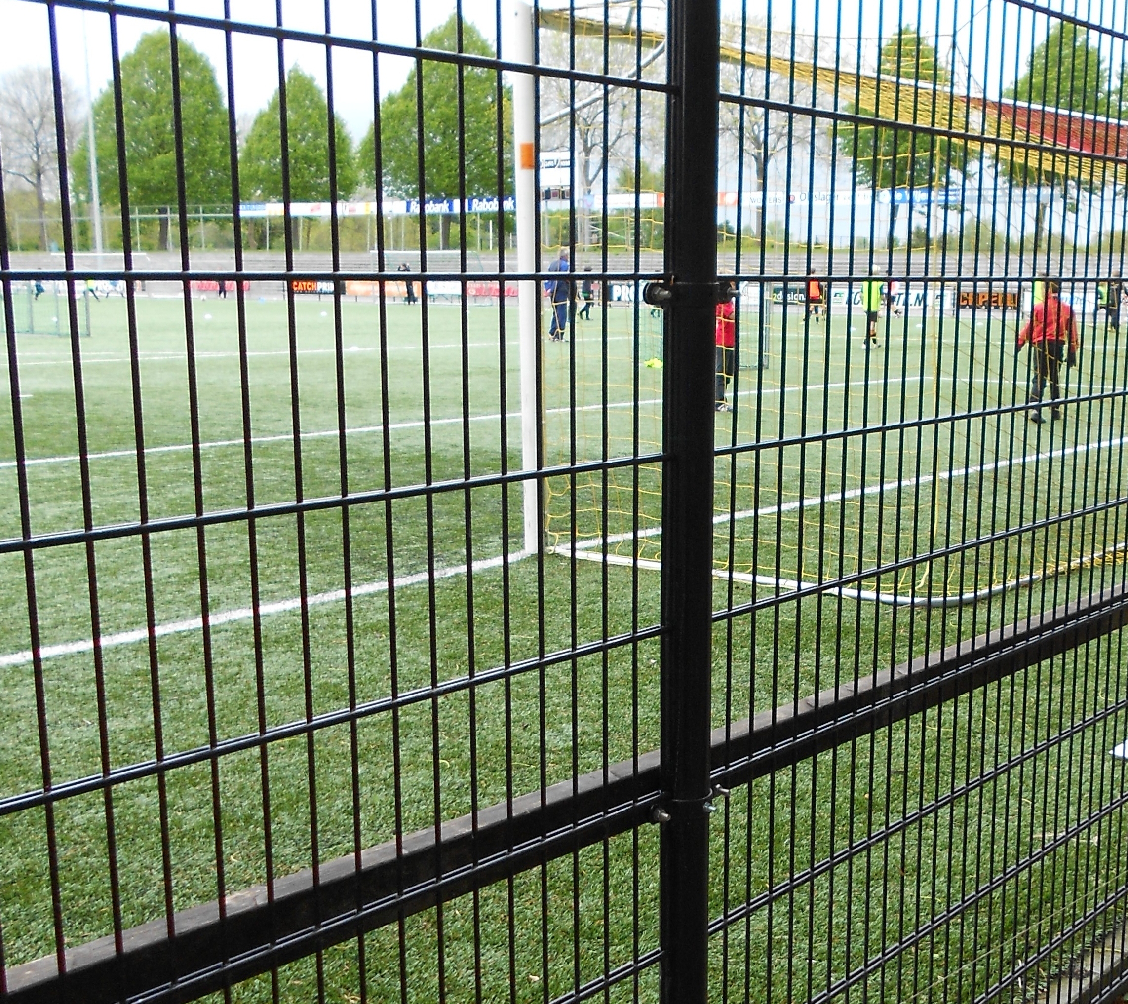 Dubbelstaafmat hekwerk 18 Wie voor kwaliteit gaat, kiest volbad verzinkte staalmatten 6-8-6 mm. Thermisch verzinkt na het lassen.