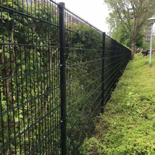 Dubbelstaafmat hekwerk 34 DSM hekwerk met ronde staanders. Groen gecoat en 2 meter hoog.