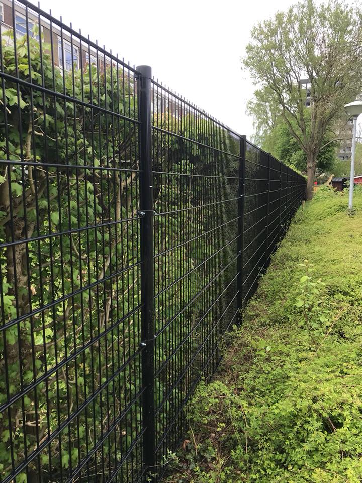 Dubbelstaafmat hekwerk 11 DSM hekwerk met ronde staanders. Groen gecoat en 2 meter hoog.