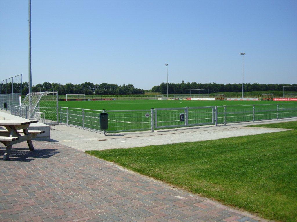 Dubbelstaafmat hekwerk 20 dsm hekwerk (dubbelstaafs-staalmatten) Een uitstekende keuze voor uw sport-accommodatie