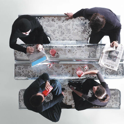 Dubbel zoveel design met twee parkbanken als picknickset. Ontwerp door Alfredo Häberli.