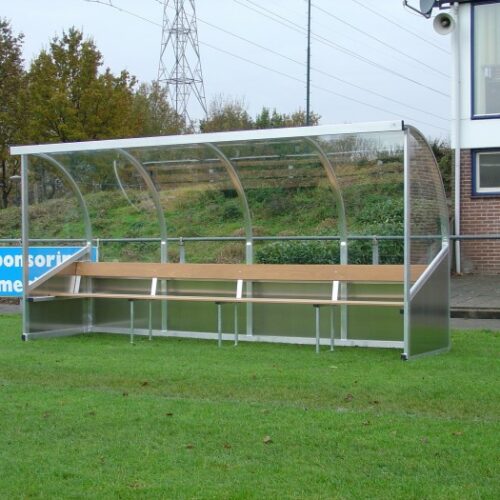 Dugout model 170 47 Deze voordelige voetbal dugouts met rechte voorzijde integreren moeiteloos in de omheining van sportvelden en zijn dankzij de luchtafvoer-opening extra comfortabel tijdens wedstrijden. Dugout model DO170 met aluminium onderzijde. Dus ook ideaals voor hockey-verenigingen.