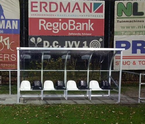 Dugout model 170 54 Dug out 4m met kuipzitjes wit en zwart bij vv Sellingen