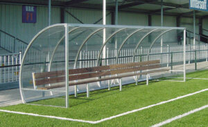 Dug-outs DO160. Op de afbeelding ziet u de 6 meter uitvoering van deze extra diepe en zeer fraaie dug-out. Zitting en leuning FSC-hardhout.