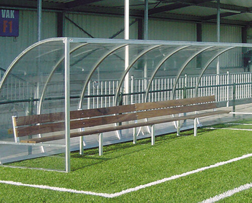 Dug outs model 160 17 Dug-outs DO160. Op de afbeelding ziet u de 6 meter uitvoering van deze extra diepe en zeer fraaie dug-out. Zitting en leuning FSC-hardhout.