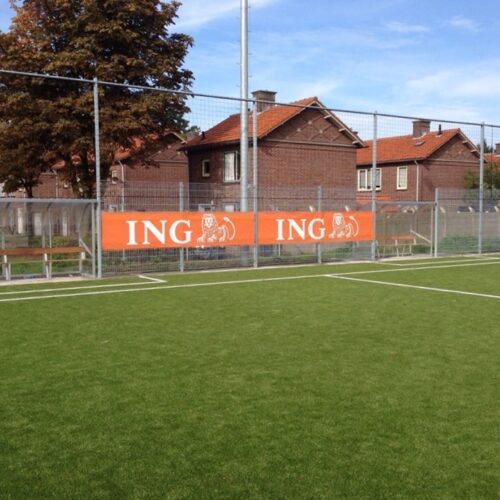Dugout model 170 36 Deze dug-outs kunnen door de rechte voorkant uitstekend in de veldafscheiding weggewerkt worden. Afgebeeld de 3 meter uitvoering van dug-out DO170.