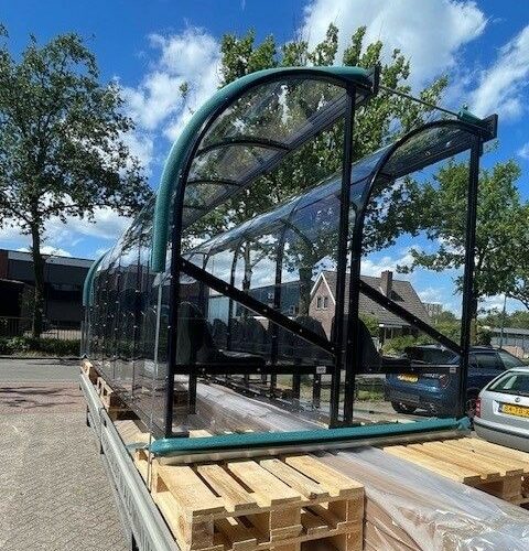 Dugout model 170 52 Dug-out DO170 Lengte 6 meter gecoat in ral 9005 diepzwart met zwarte kuipstoeltjes onderweg naar de klant.