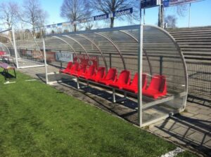 Dug-out DO160. Duurzaam en extra diep = extra comfortabele dug-outs voor uw coach en reservespelers.
