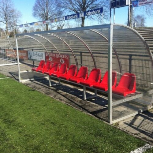 Dug outs model 160 19 Dug-out DO160. Duurzaam en extra diep = extra comfortabele dug-outs voor uw coach en reservespelers.
